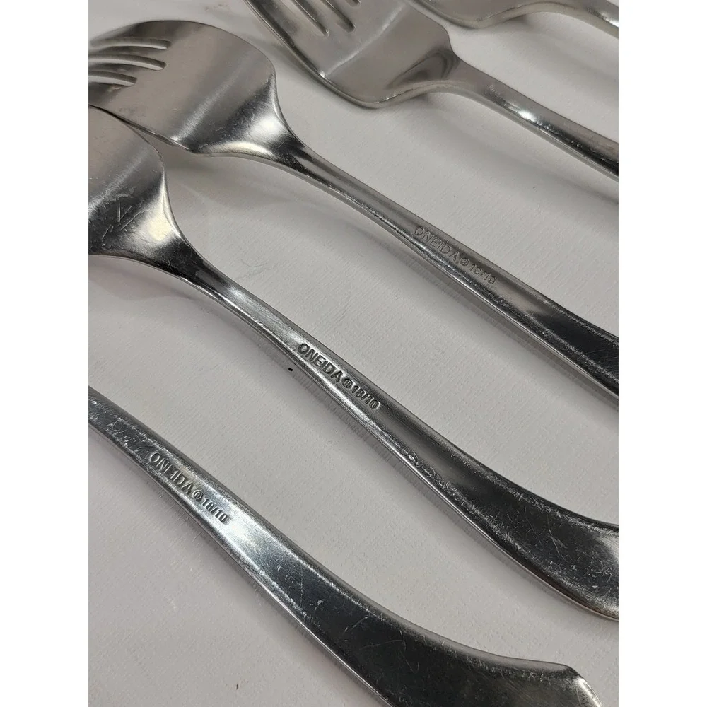 Oneida 18/10 Stainless Steel Flatware Set of 22 with 2 Measuring Cups - 24 piece
